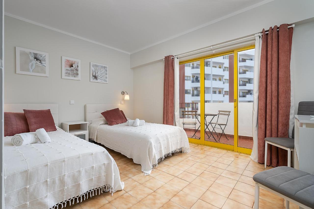 Sunny Flat W/ Balcony & Pool By Lovelystay Portimao Exterior photo