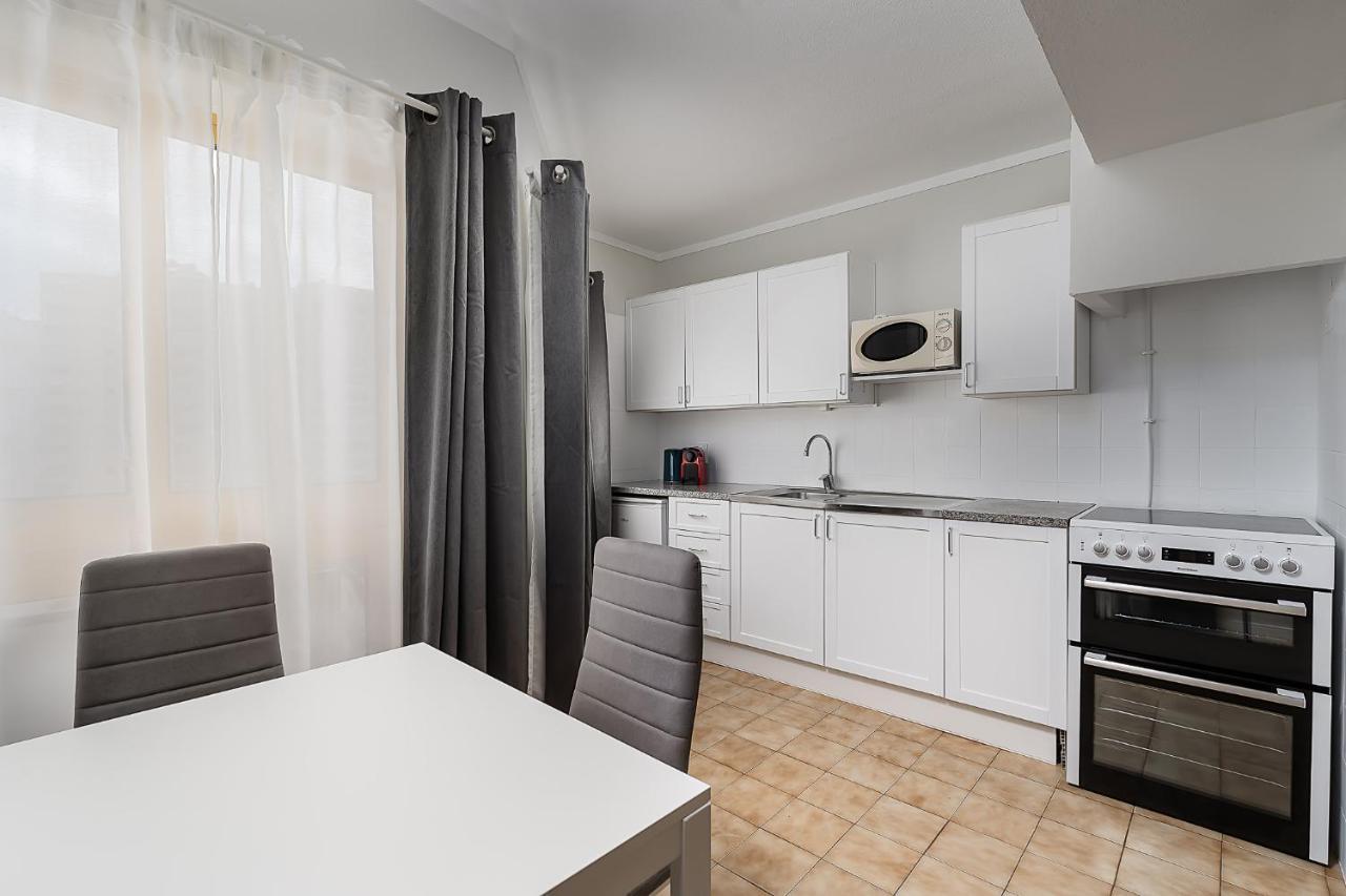 Sunny Flat W/ Balcony & Pool By Lovelystay Portimao Exterior photo